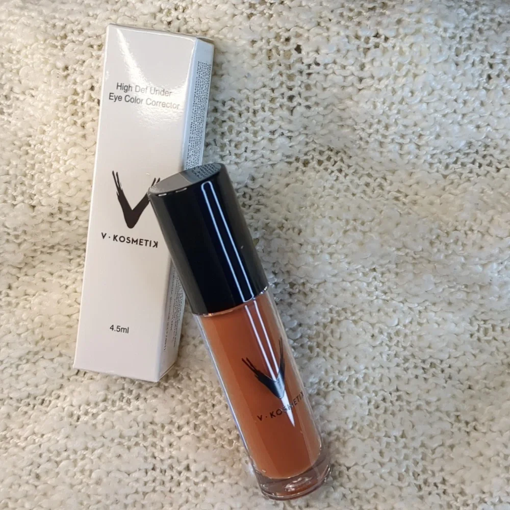 V KOSMETIK Under Eye Corrector in MANDARINE, 4.5ml/0.15fl oz